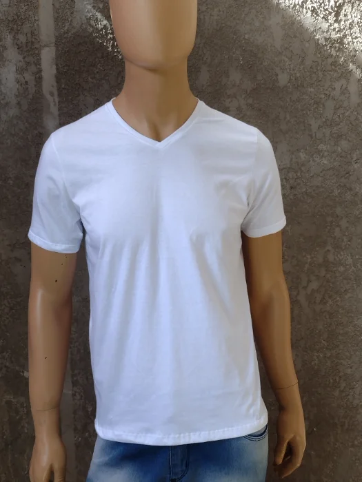 Remera de Hombre Cuello V