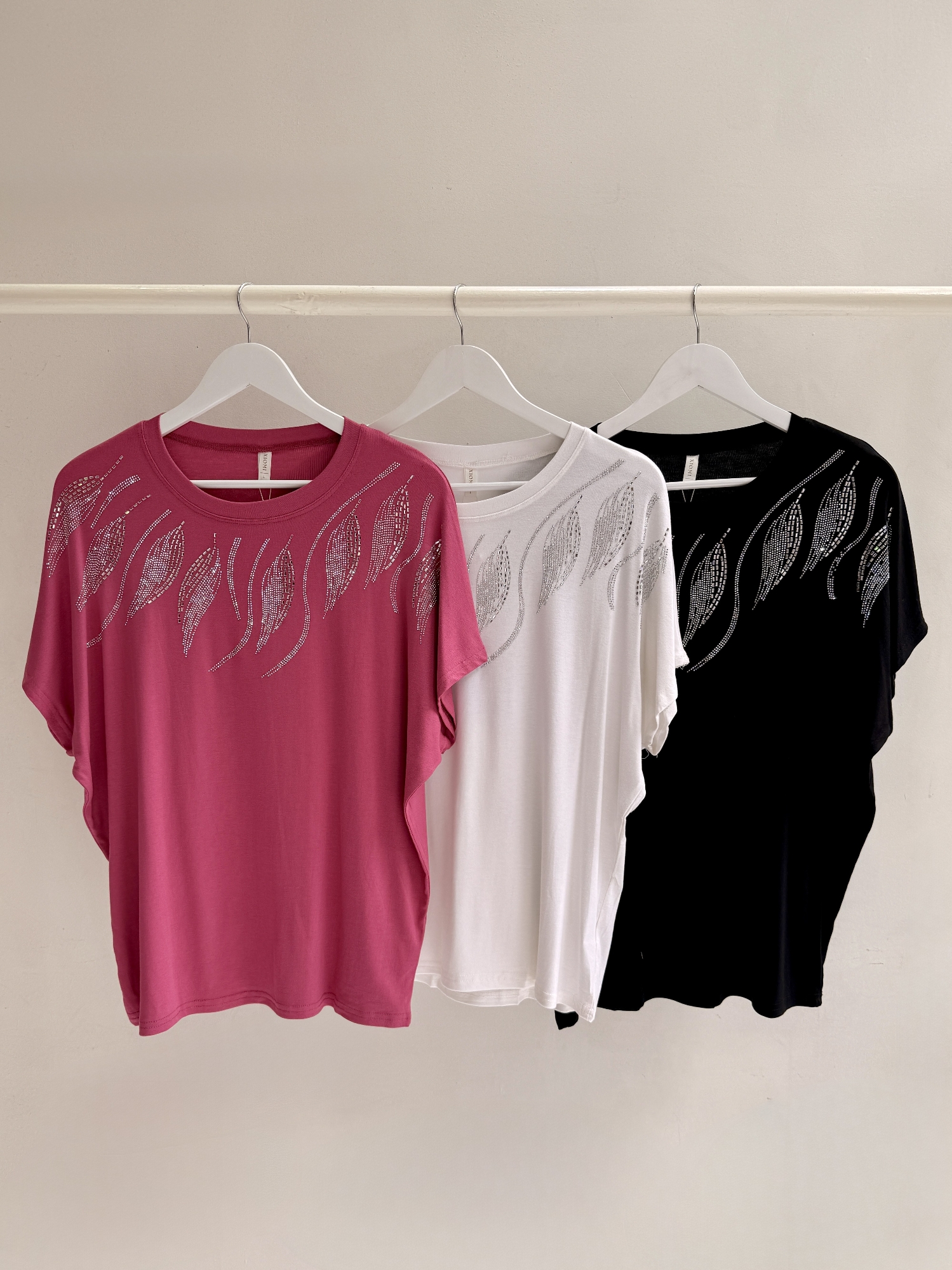 Gloria - Remera Cuello Redondo con Microstrass Importado - Imagen 3