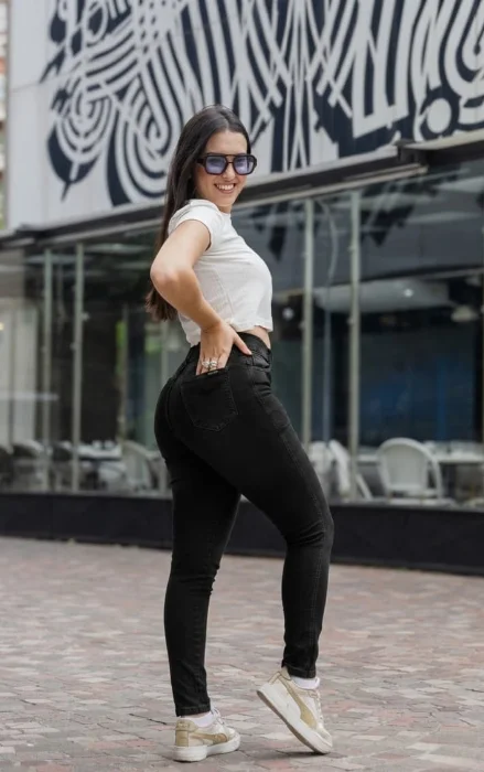 Jeans $17000 por Curva X Mayor $ 18,000