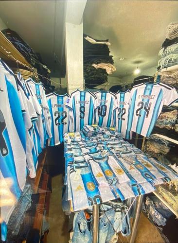 Camiseta Nacional W26 Versión Hincha con Nombres  Pack D 10 a $150,000 (talles Surt) - Miniatura 4