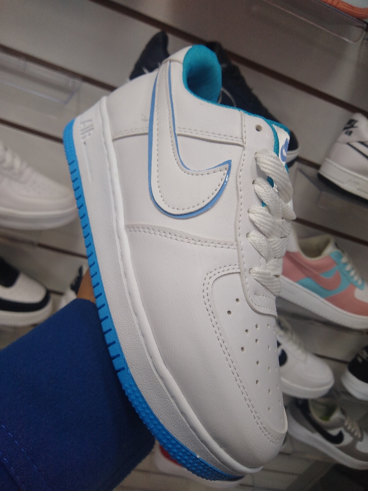 Jordan Low Blanco Negro - Imagen 2