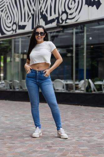 Jeans Colegial Azul y Azul Oscuro, Llevando Curva $17000 C/u X Mayor $ 18,000