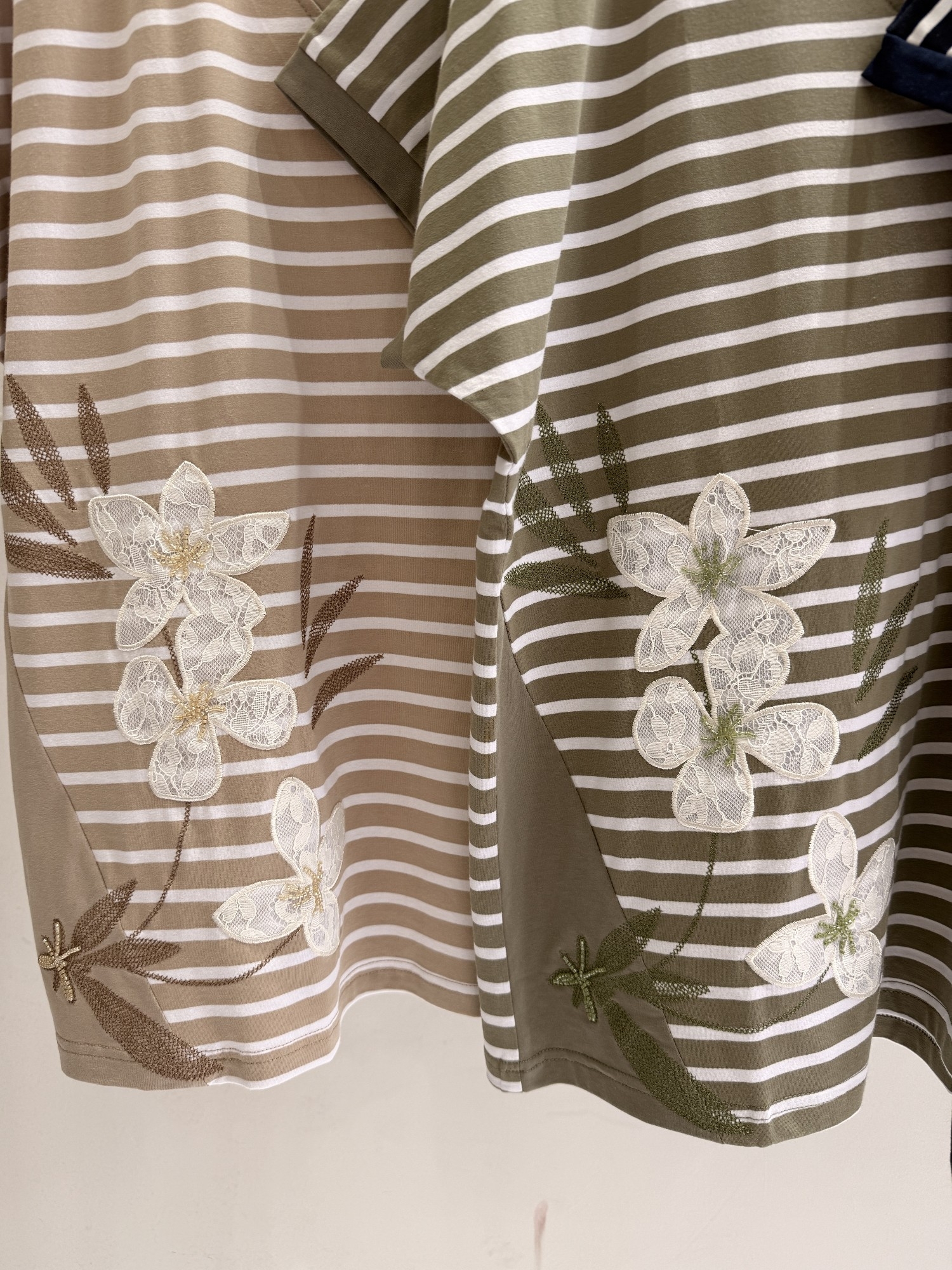 Elora - Remera Cuello V Algodón Rayado - Imagen 3