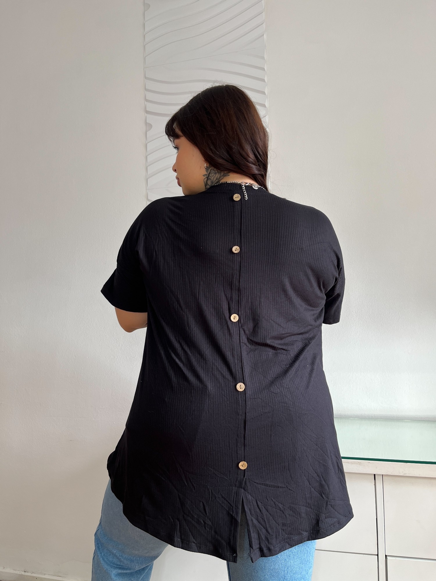 Remera con Boton Espalda - Imagen 2