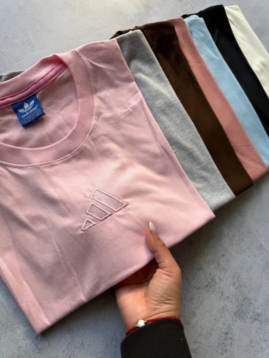 Remera Adi Bordada