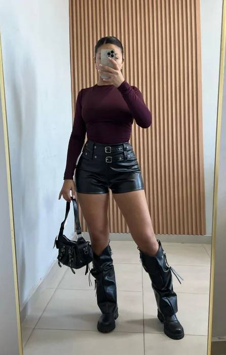 Short Engomado con 2 Cintos