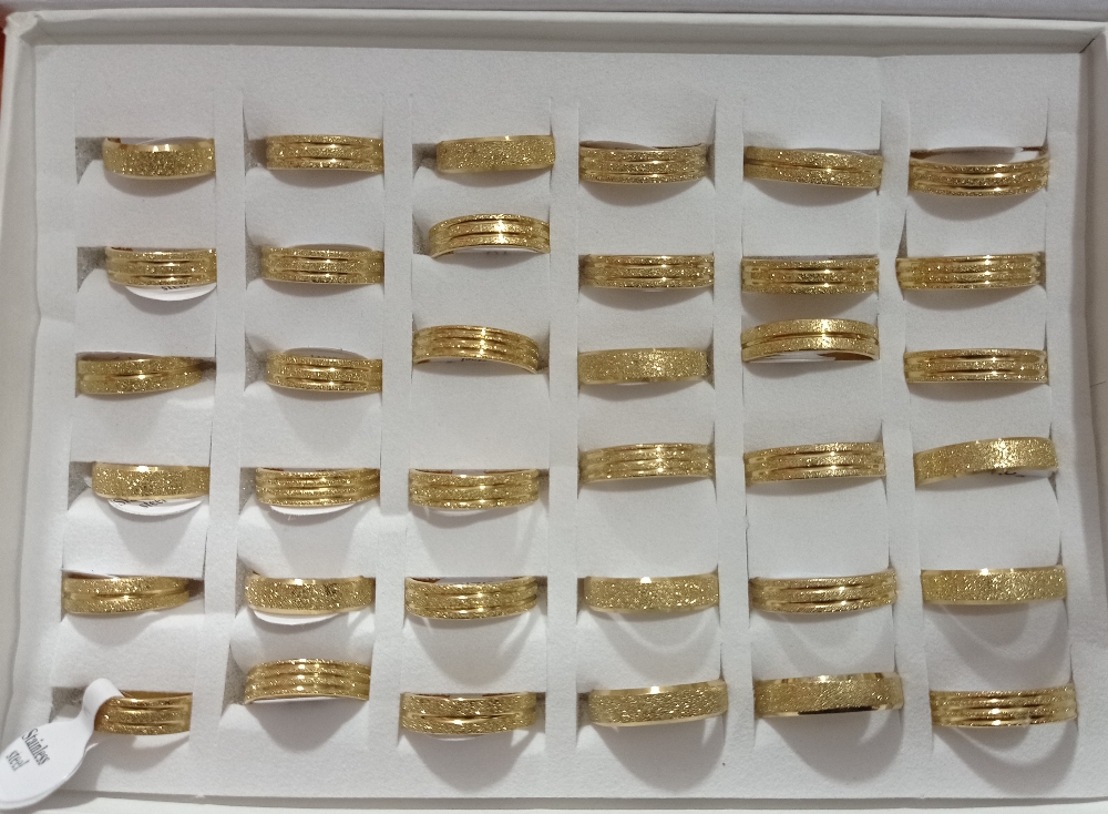 Anillos de Acero Quirúrgico Dorados - Imagen 3