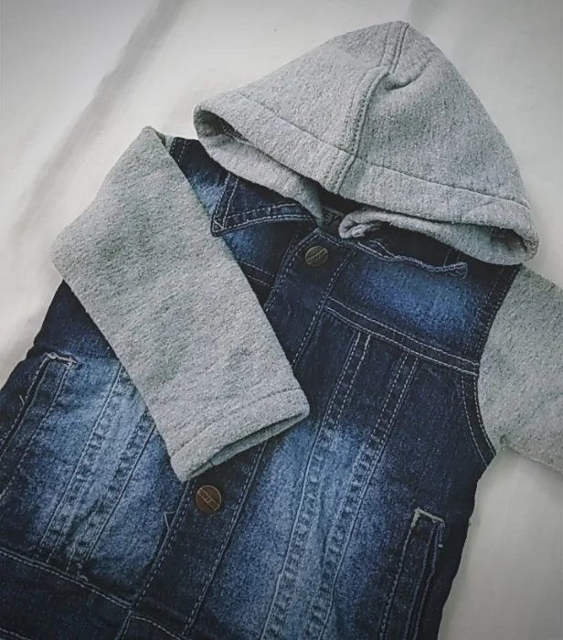 Campera Bebé con Manga y Capucha de Frisa