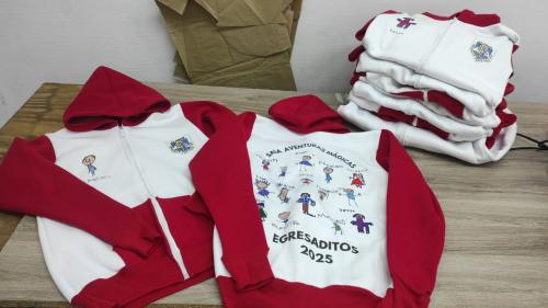 Camperas   de Egresados Jardin Más Remera - Miniatura 5