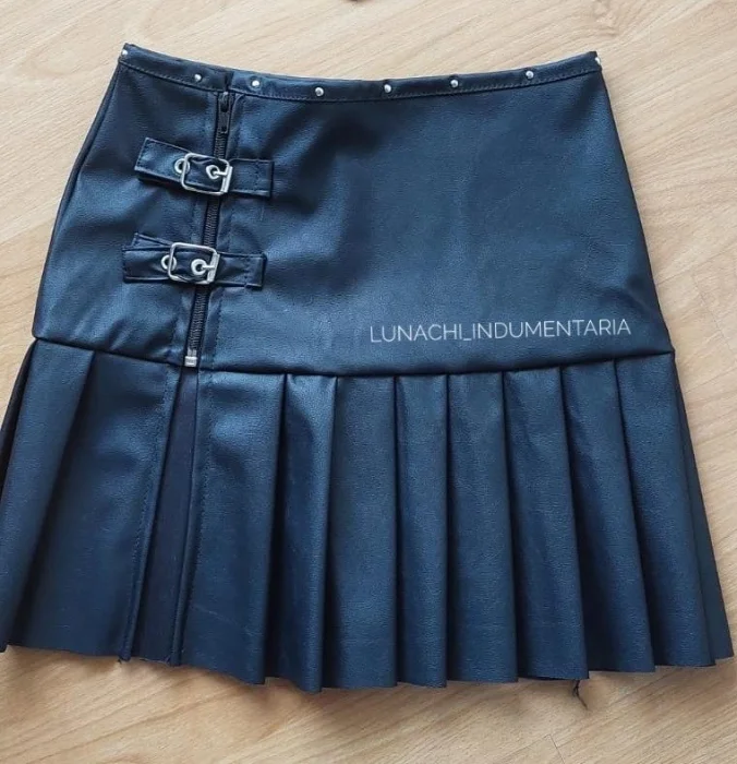 Pollera Engomada con Cierre y Hebillas