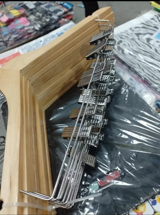 Perchas de Madera Reforzada con Broche
