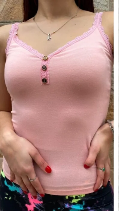 Musculosa Basica con Puntilla y Boton