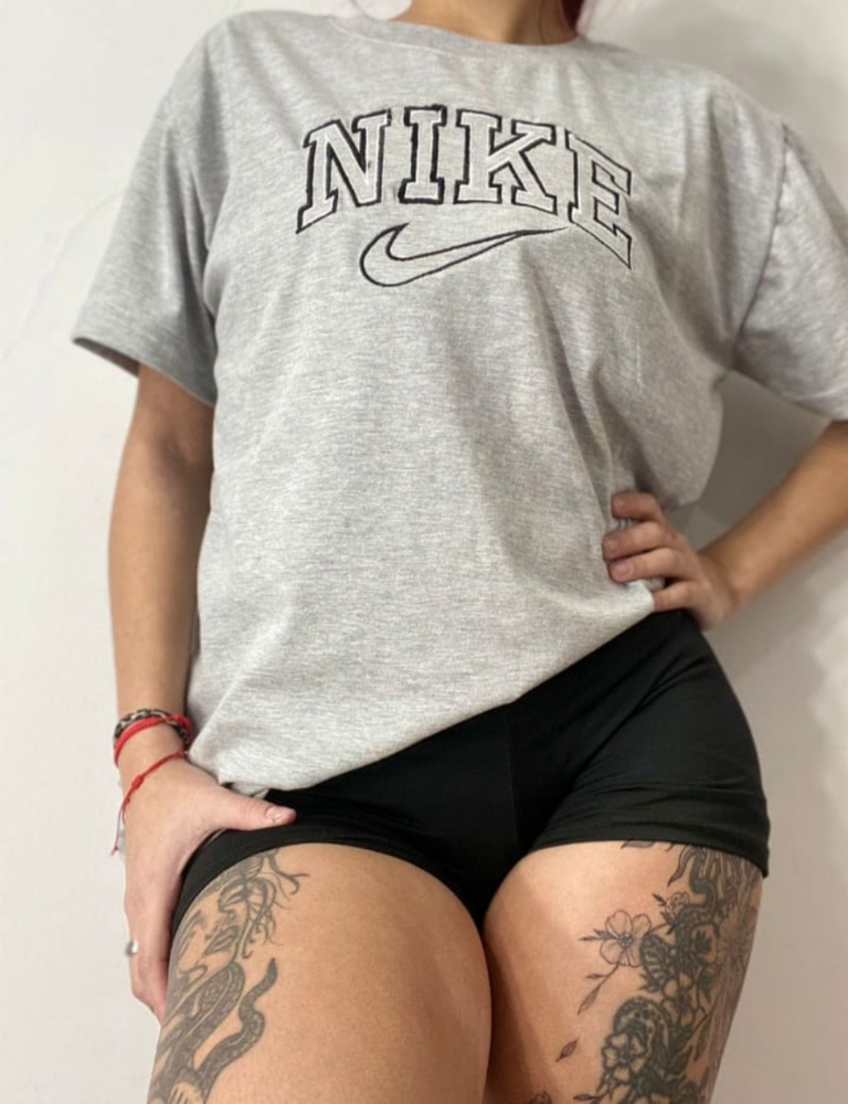 Remera Nike Bordada Algodón Peinado - Imagen 1