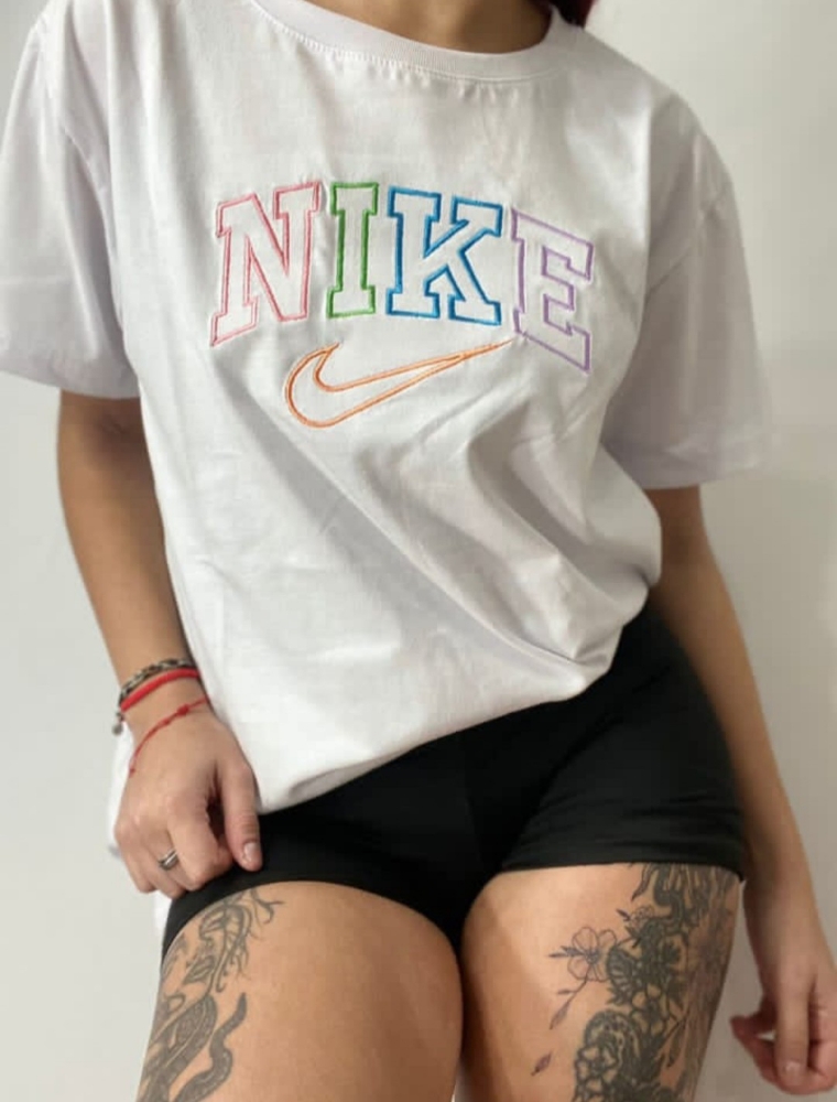 Remera Nike Bordada Algodón Peinado - Imagen 2