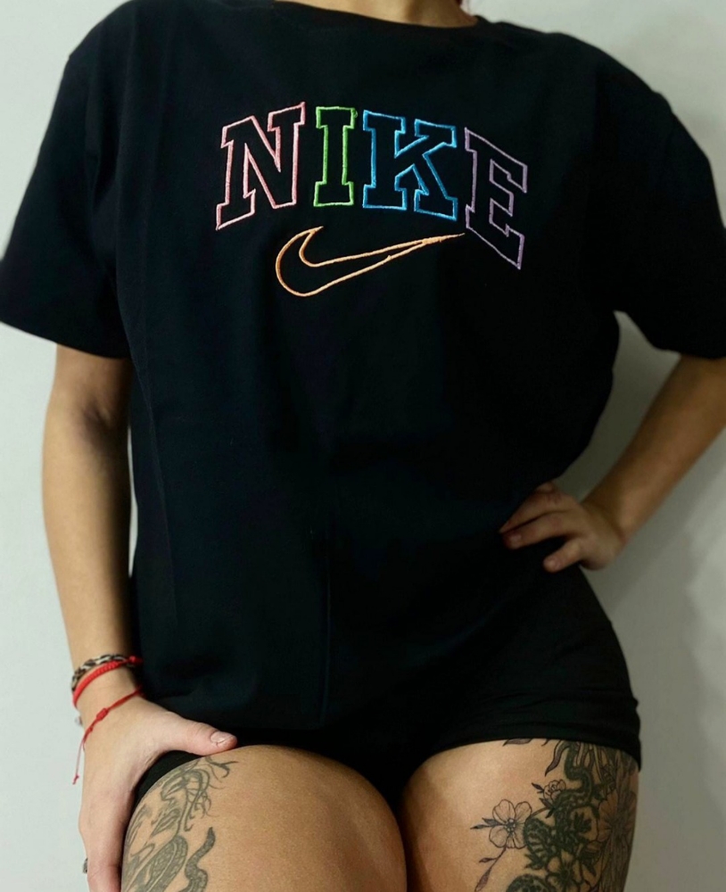 Remera Nike Bordada Algodón Peinado - Imagen 4