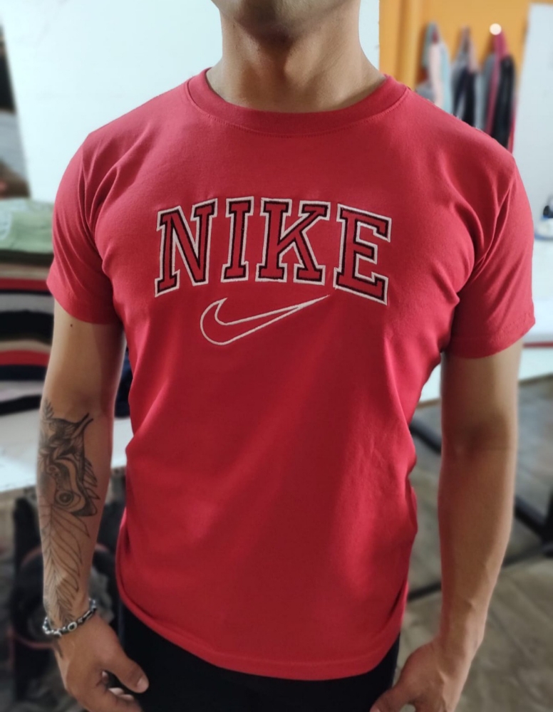 Remera Nke Bordada Algodón Peinado - Imagen 5