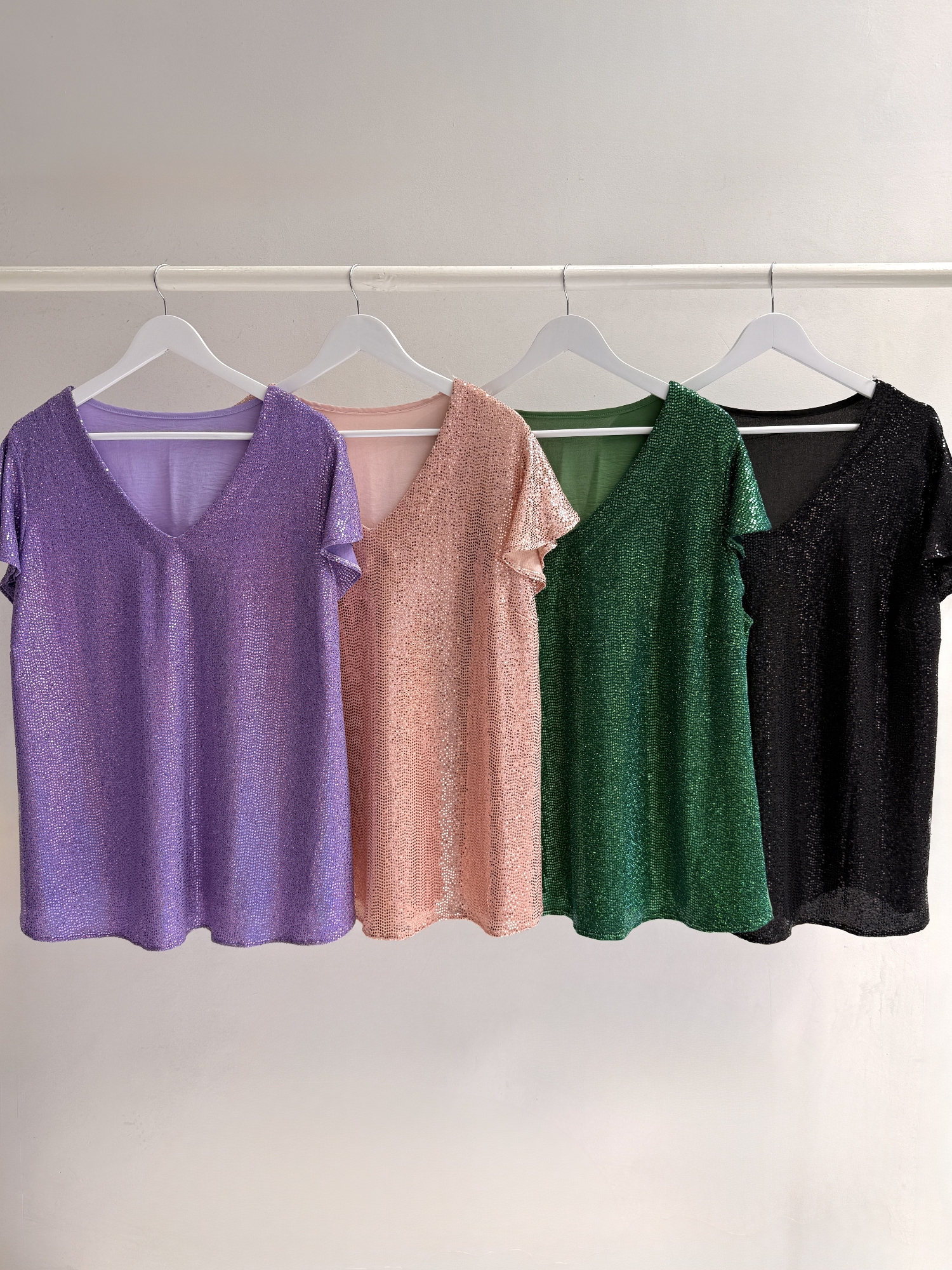 Romina - Remera  Cuello V Brillos  Crep Cey - Imagen 3