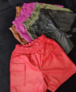 Short Engomado Cargo Nena No Negro