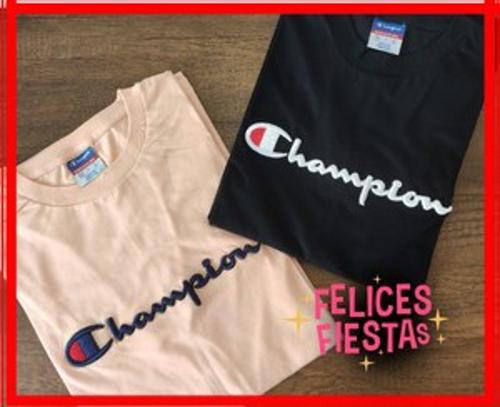 Remera Champion Logo Bordado con Relieve
