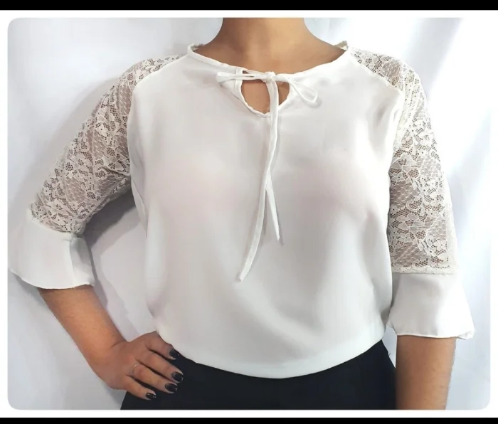 Remera de Crepe con Encaje