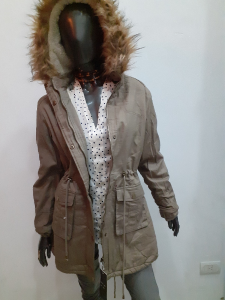Parka Importada Solo Hay Beige con Piel y Corderito