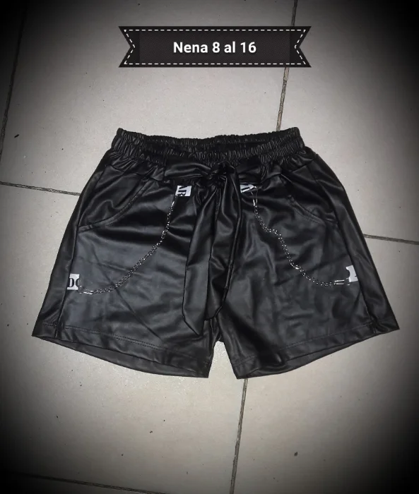 Short Engomado Nena con Cadena
