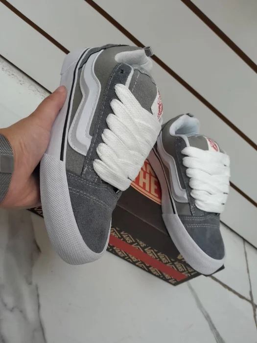 Van Knu Gris
