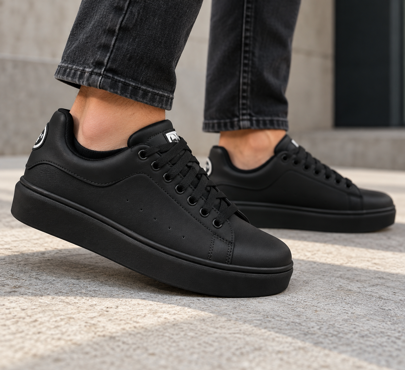 Zapatilla Urbana de Hombre Sheep Art.mqueen 35 al 45 *oferta* - Zapatillas%20negras%20en%20entorno%20urbano%20(2).png