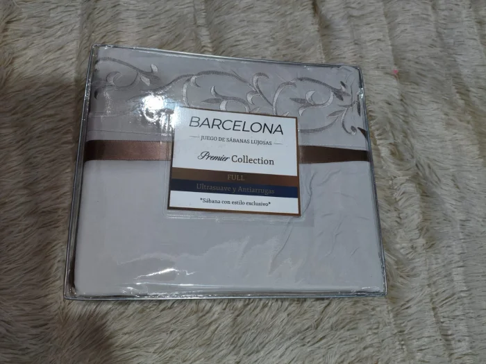 Juegos de Sábanas Lisas Brodery
más Cortina Tamaño Full
marca Barcelona
