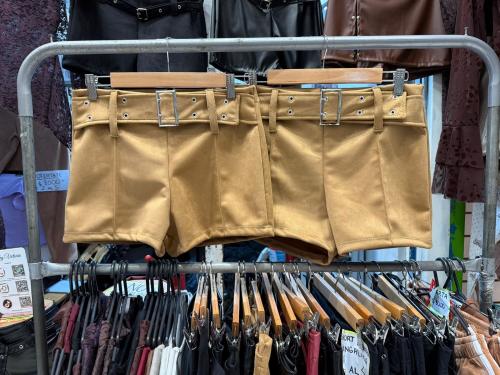 Short con Hebilla Gamuza