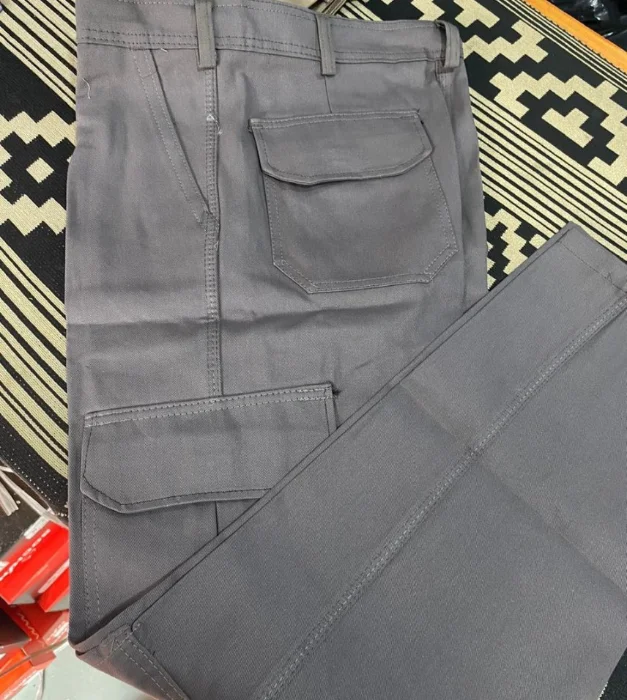 Pantalón Cargo Gabardina Grafa Gris Triple Costura