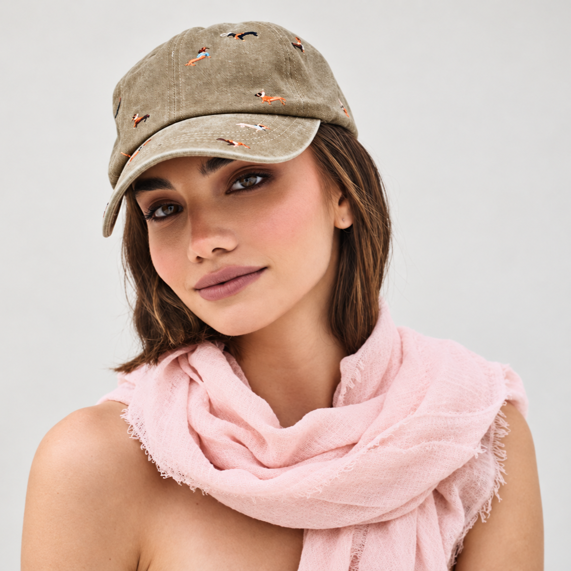 Cap Denim con Multi Bordado de Perritos Importada - imgi_38_gorra_desgastada_en_retrato_de_estudio.png