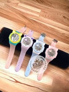 Reloj Digital Kawaii Gato con Luz Resistente al Agua - Miniatura 2