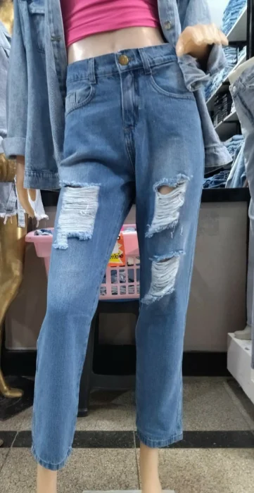 Pantalon Mom Azul Localizado con Roturas