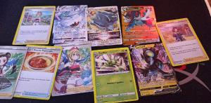 Sobres de Cartas Pokémon, Dragón Ball, Sanrio, Hello Kitty, Roblox y Plantas Vs Zombi - Miniatura 2