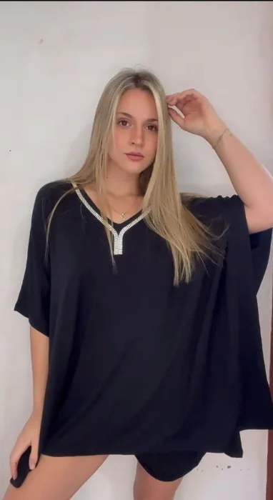 Remera con Brillante en "v"