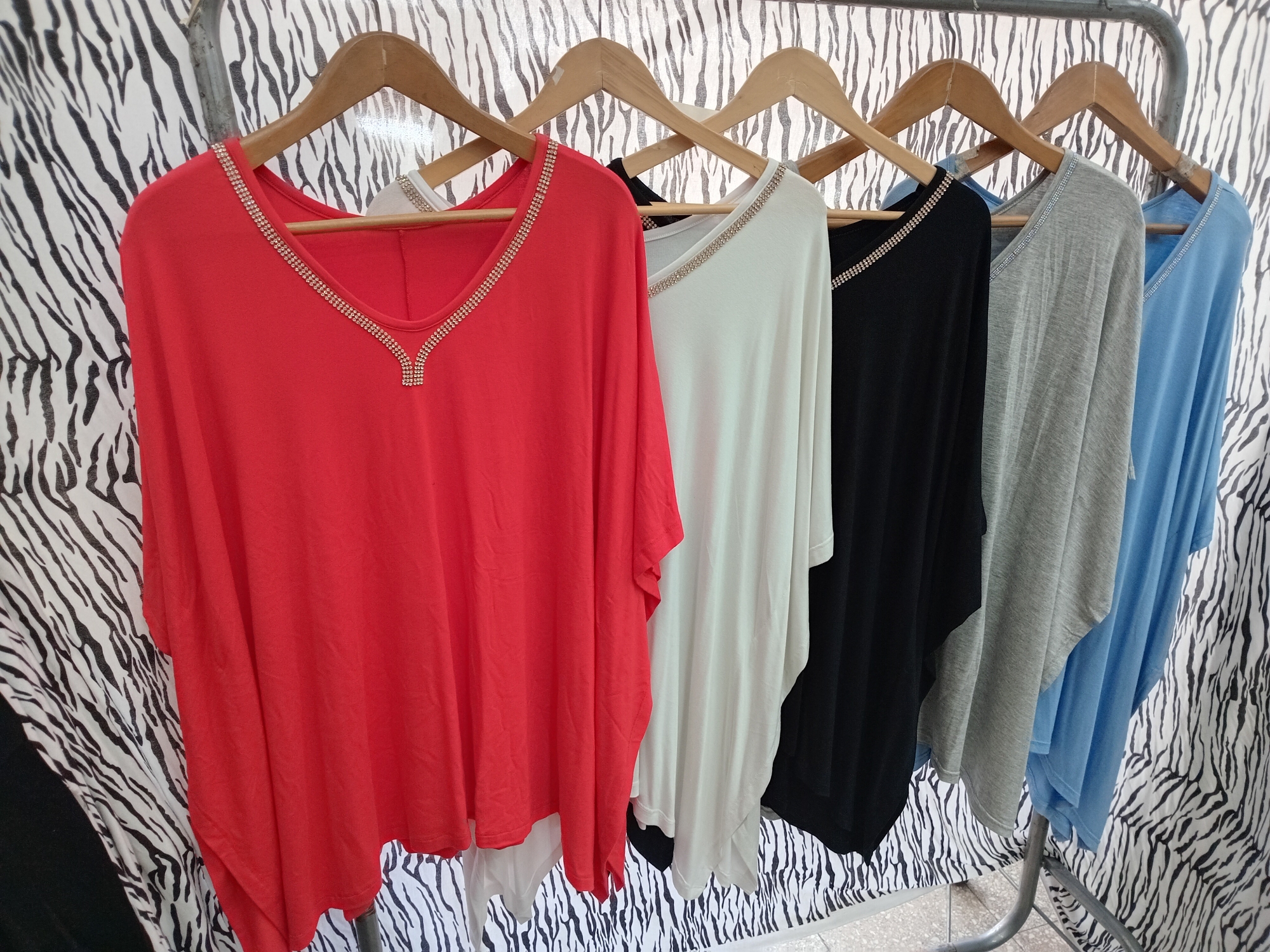 Remera con Brillante en "v" - Imagen 4