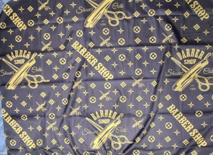 Capa de Corte Barbería Negro con Dorado Opaco, con Ganchos - Imagen 3