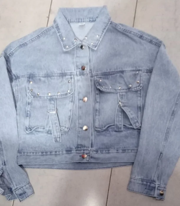 Campera de Jeans Modelo Oversay  con Bolsillos Delanteros
