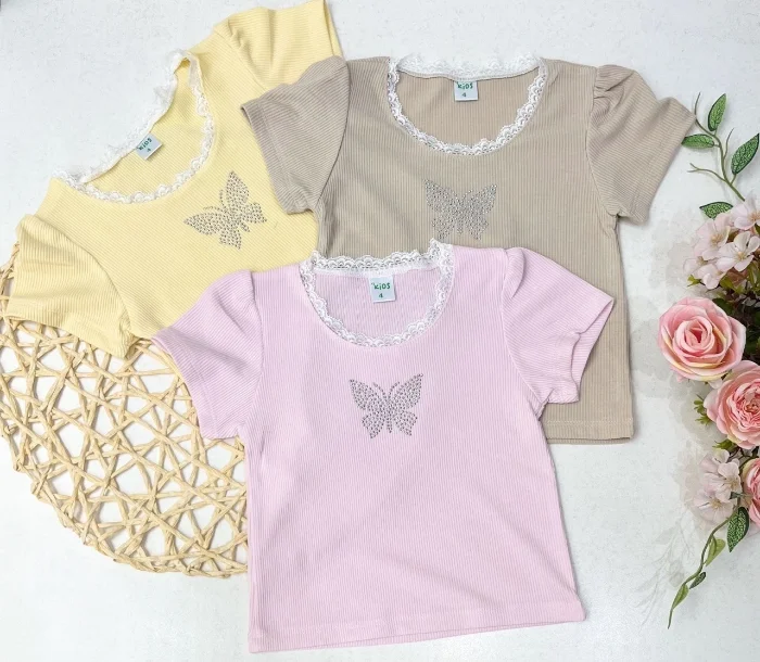 Remera Niña con Puntilla y Strass Mariposa