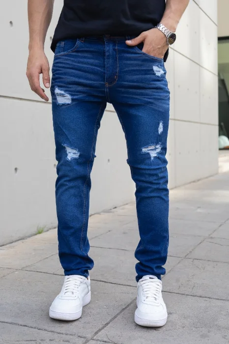 Pantalón Chupin Azul con Roturas..