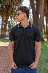R59 - Chomba Algodon Detalle Versace Negra