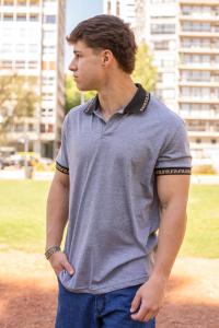 R59 - Chomba Algodon Detalle Versace Gris