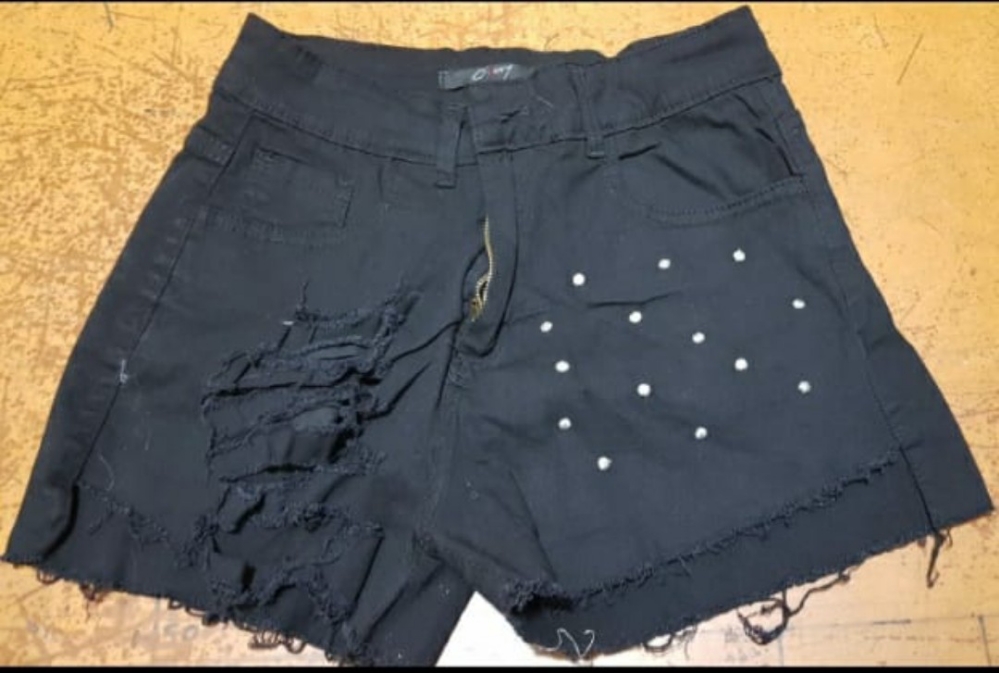 Short Negro Gabardina Bordado [curva] - Imagen 2