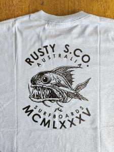 Remera Rusty Doble Estampado - Miniatura 5