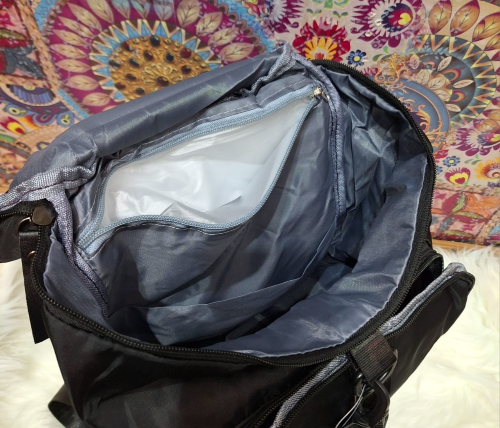 Bolso Mochila Morral Impermeable Trae Tira Larga Desmontable y Compartimiento - Imagen 7