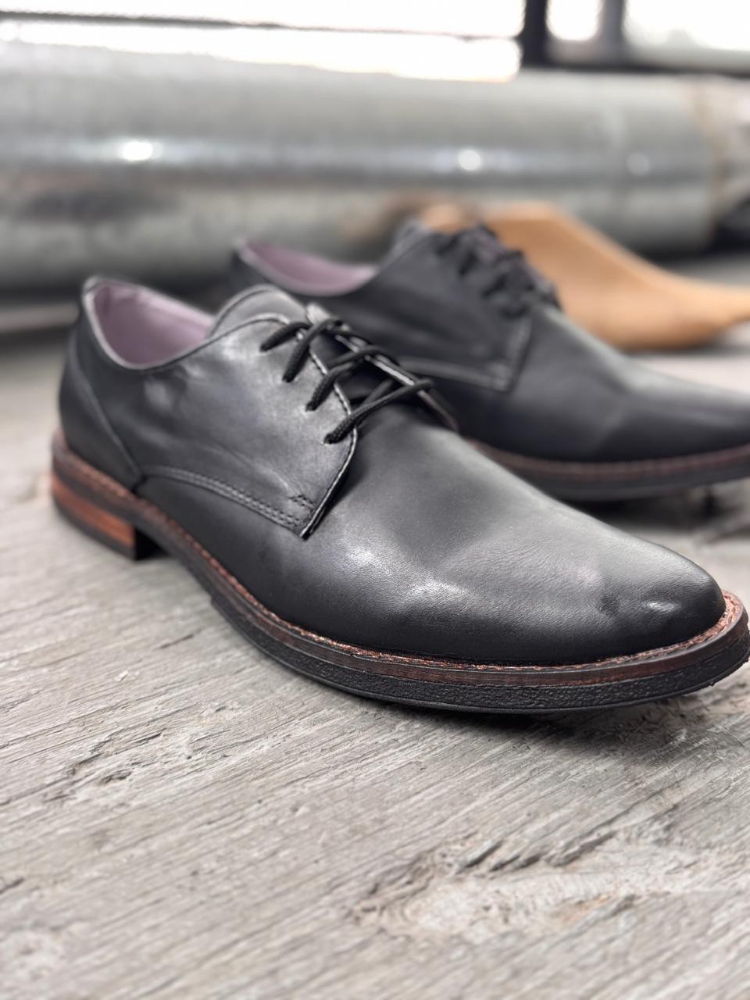 Zapato James Black Cuero Genuino Suelas Pegadas y Cosidas - Imagen 2