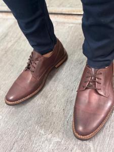 Zapato Dash Cuero Vacuno  Malbec  Nego o Suela, Suelas Pegadas y Cosidas