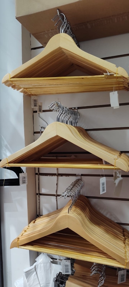 Perchas de Madera Triangular Adulto - Imagen 3