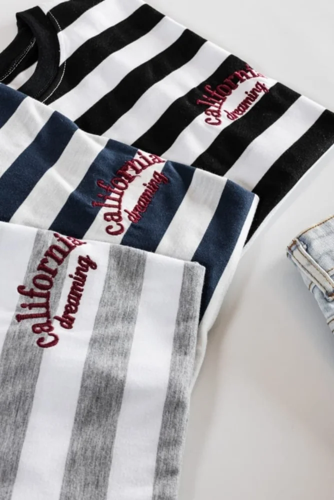Remera California Raya Ancha - Imagen 2